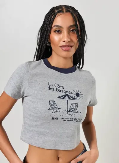 mini tee cinza praia gola azul