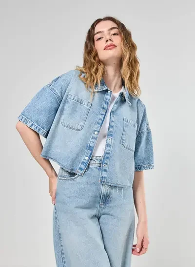 camisa cropped jeans claro