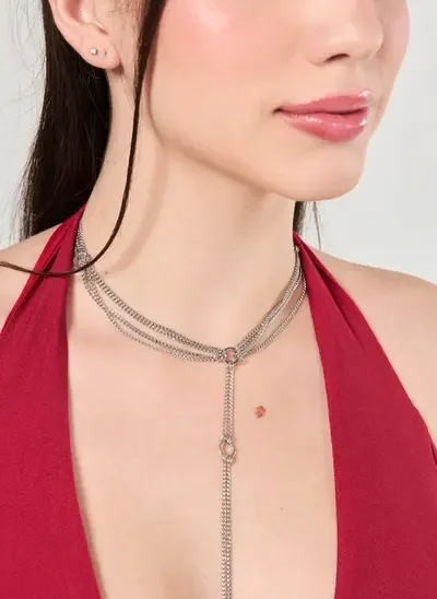 colar prateado gravatinha correntinhas