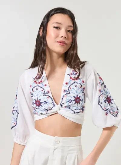 cropped torção com bordado colorido