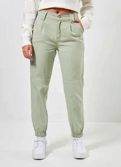 calça jogger em sarja verde seco