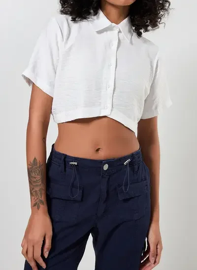 camisa cropped assimétrica texturizada