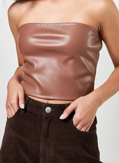 blusa sem alça em poliuretano marrom