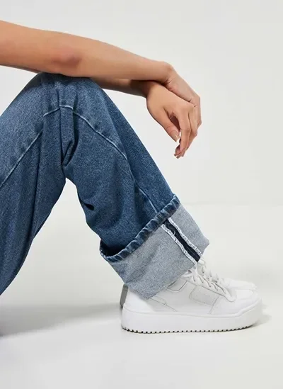 calça jeans cintura baixa barra dobrada