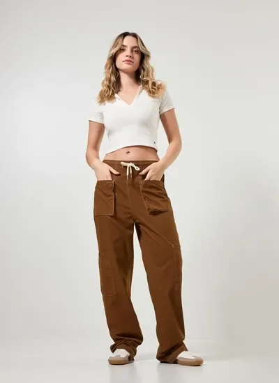 calça cargo em sarja marrom