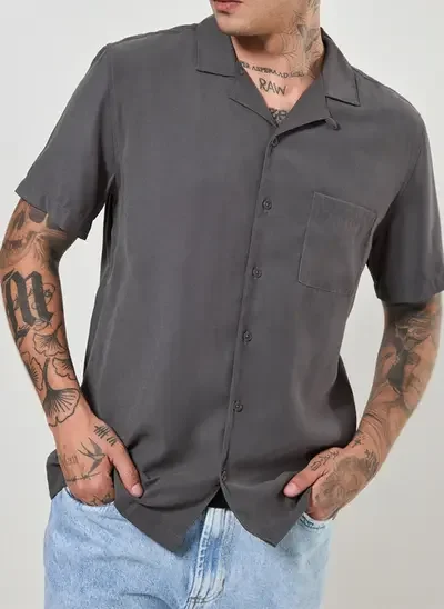 camisa manga curta em tecido encorpado