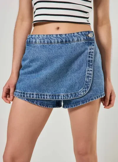 short saia jeans botão deslocado
