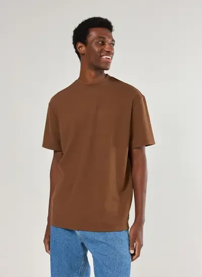 camiseta comfort texturizada marrom
