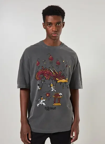 camiseta oversized preta estonada estampa asiática