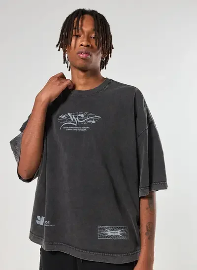 camiseta oversized cropped marmorizada estampa