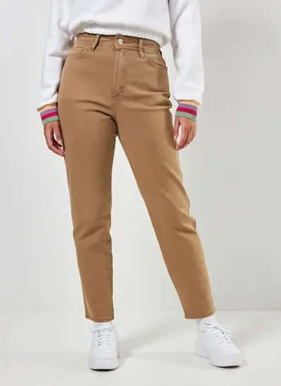 calça mom em sarja caqui