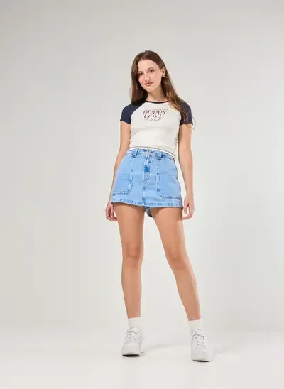 short saia jeans com bolsos