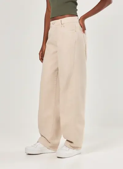 calça baggy cintura baixa em sarja clara