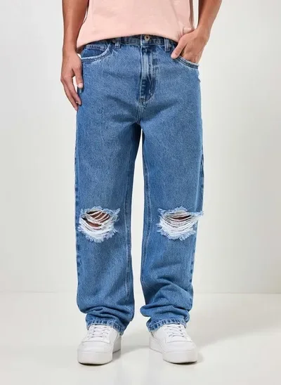 calça jeans reta com rasgos