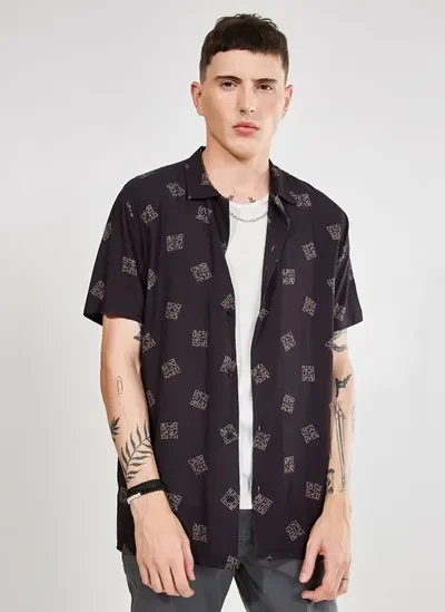 camisa preta com estampa