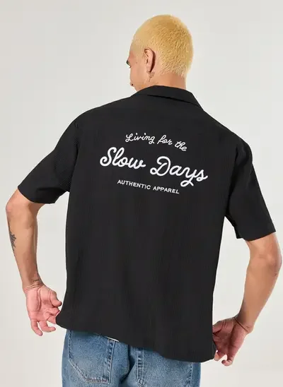 camisa box texturizada bordado nas costas