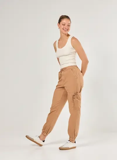 calça jogger em sarja caqui com bolsos