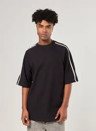 camiseta oversized malhão listras nos ombros