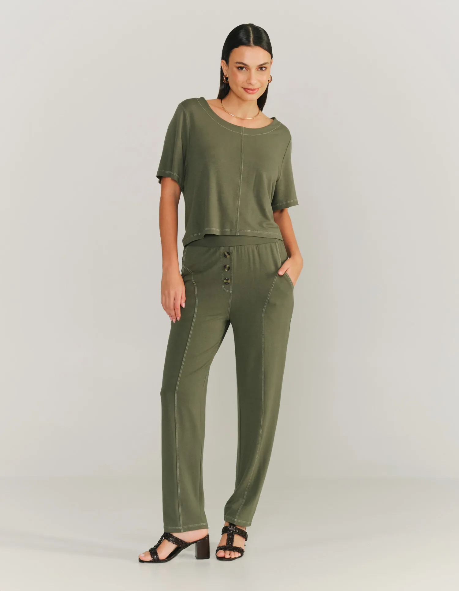 Calça Moletinho Detalhe Botão - Verde Militar