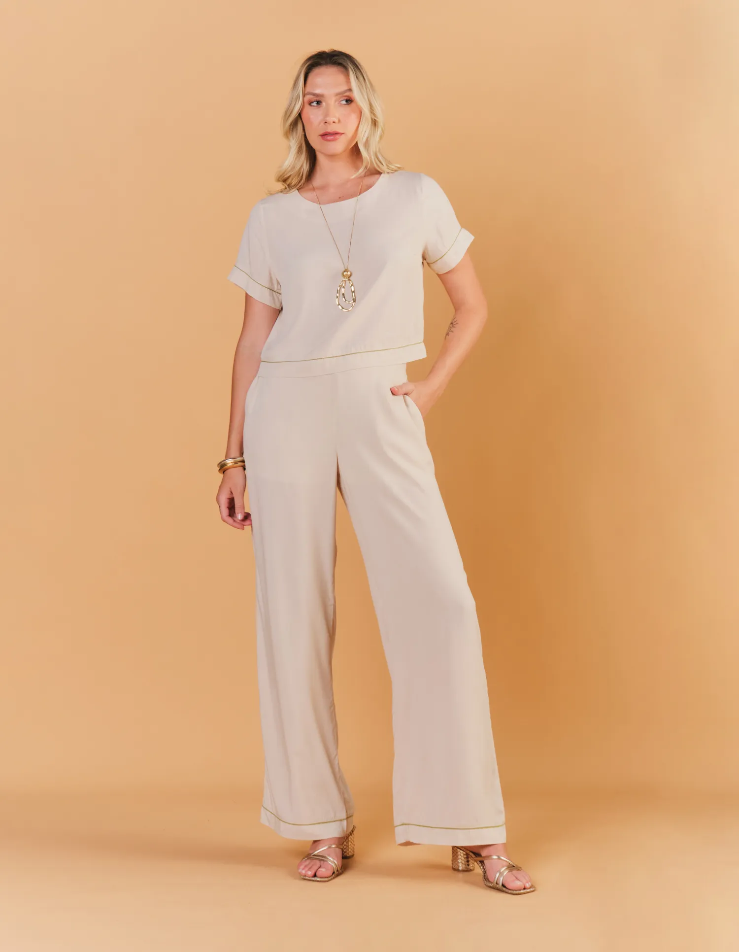 Calça Pantalona Detalhe Vivos - Areia